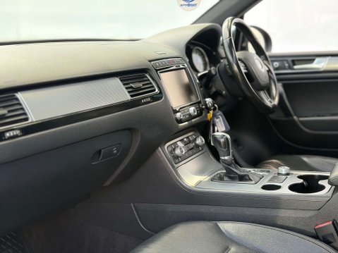 Volkswagen Touareg 3.0 Touareg V6 R-Line TDI BlueMotion Technology Auto 4WD 5dr 52