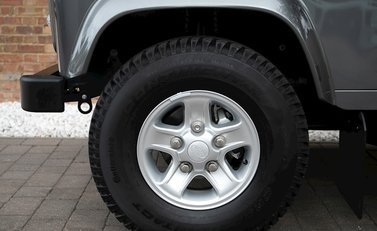 Land Rover Defender 90 TD XS Station Wagon 10