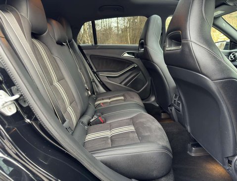 Mercedes-Benz CLA Class 2.1 CLA 220 WhiteArt D Auto 5dr 32