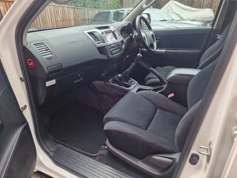 Toyota Hilux INVINCIBLE 4X4 D-4D DCB 13