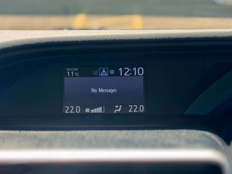 Toyota Noah Hybrid 1.8 64