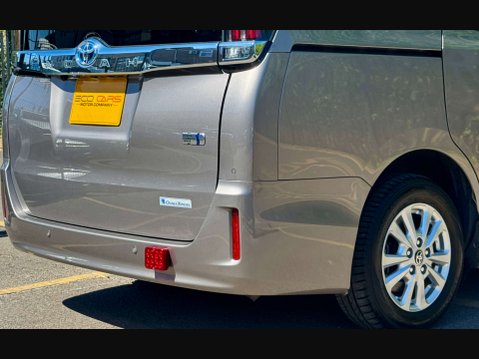 Toyota Noah Hybrid 1.8 36