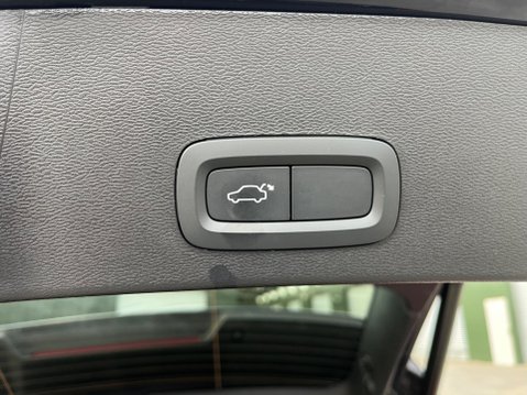 Volvo XC40 2.0 B4 MHEV R-Design Auto AWD Euro 6 (s/s) 5dr 8