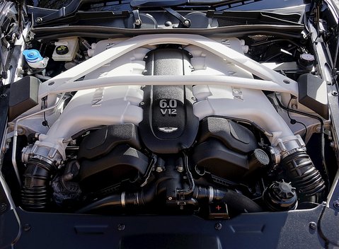 Aston Martin Vanquish Carbon Edition 27