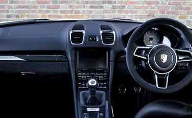 Porsche Cayman GT4 23