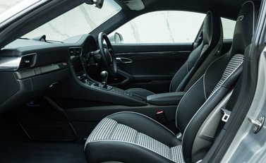 Porsche 911 GT3 Touring (991.2) 16