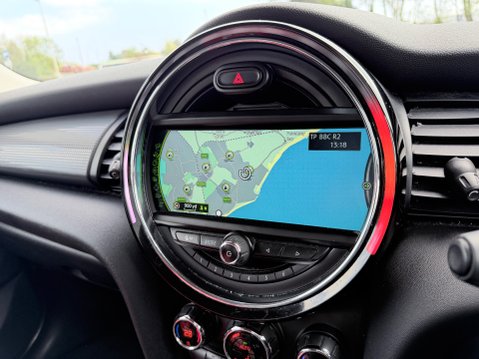 Mini Hatch COOPER D [CHILI + MEDIA XL PACKS] 13