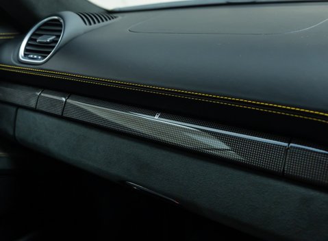 Porsche Cayman GT4 (718) 21