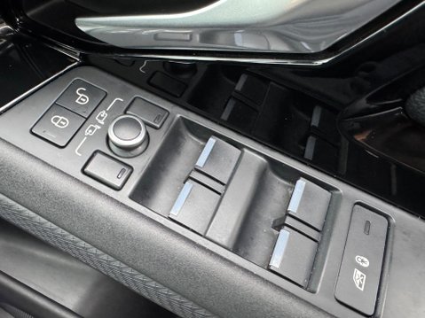 Land Rover Range Rover Evoque 2.0 P200 MHEV R-Dynamic S Auto 4WD Euro 6 (s/s) 5dr 41