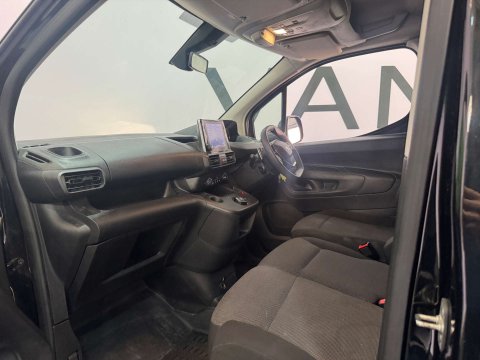 Peugeot Partner 1.5 Partner Asphalt Premium + BlueHDi Auto 17