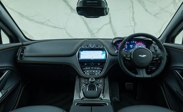 Aston Martin DBX 707 23