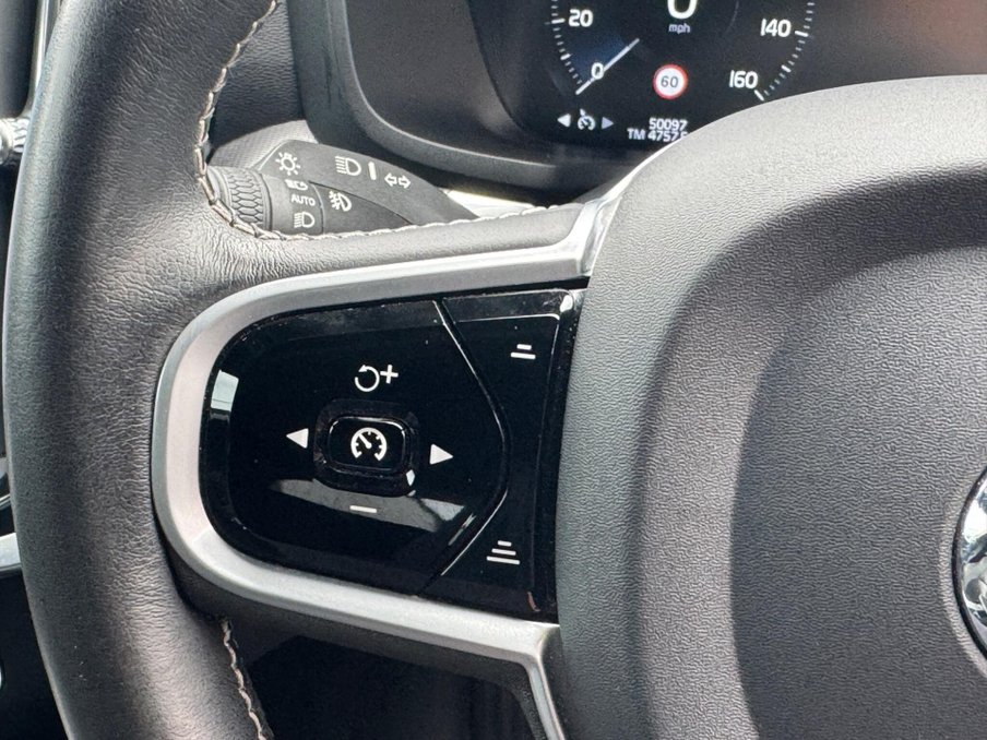 2021 Volvo V60 — image 34