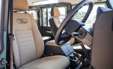 Land Rover Defender 110 Heritage Station Wagon 12