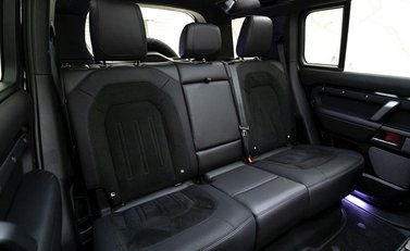 Land Rover Defender 110 V8 Bond Edition 12