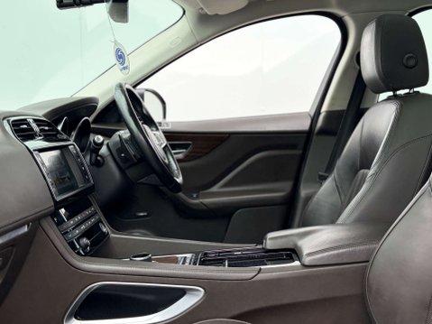 Jaguar F-Pace 2.0 F-PACE Portfolio AWD i Auto 4WD 5dr 68