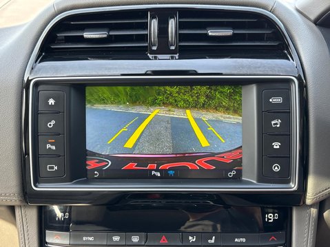 Jaguar F-Pace PORTFOLIO AWD 19