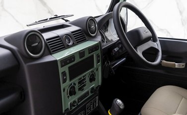 Land Rover Defender 90 Heritage Hard Top 14