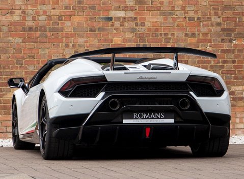 Lamborghini Huracan Spyder LP640-4 Performante 3