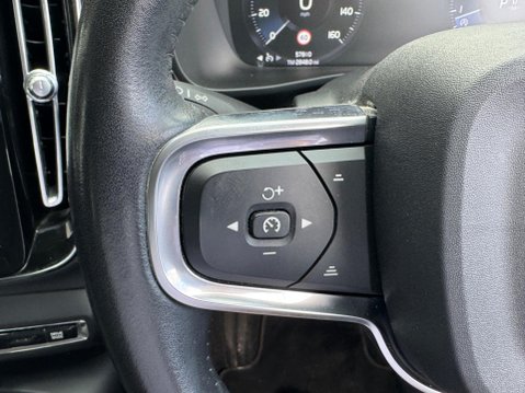 Volvo XC40 2.0 B4 MHEV Momentum Auto AWD Euro 6 (s/s) 5dr 25