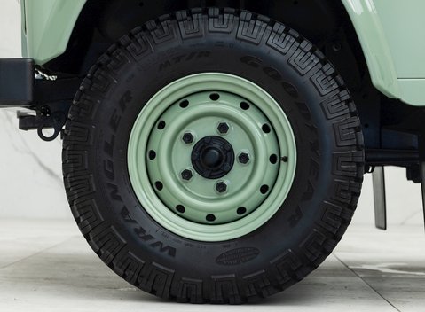 Land Rover Defender 110 Heritage 8