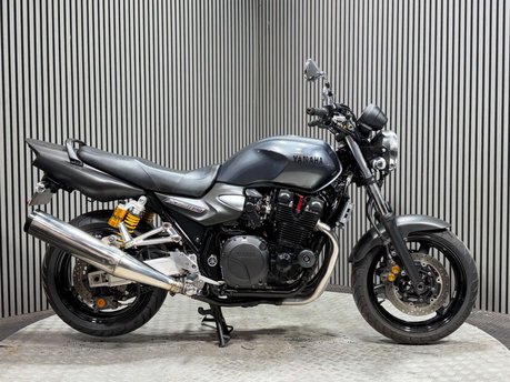 Yamaha XJR1300 RACER 2015 13K MOT MARCH 2027 WARRANTY MUSCLE BIKE