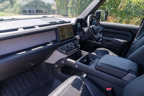 Land Rover Defender D300 HSE HardTop 8