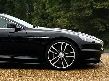 Aston Martin DBS V12 VOLANTE CARBON BLACK EDITION 12