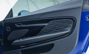 Aston Martin DB12 V8 23