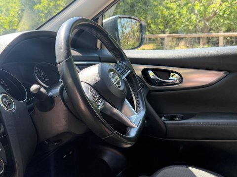 Nissan Qashqai 1.3 DIG-T N-Connecta Euro 6 (s/s) 5dr 9