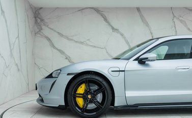 Porsche Taycan TURBO 34