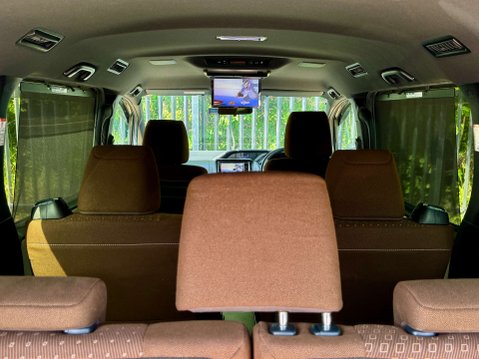 Toyota Noah Hybrid G 77