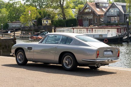 Aston Martin DB6 3