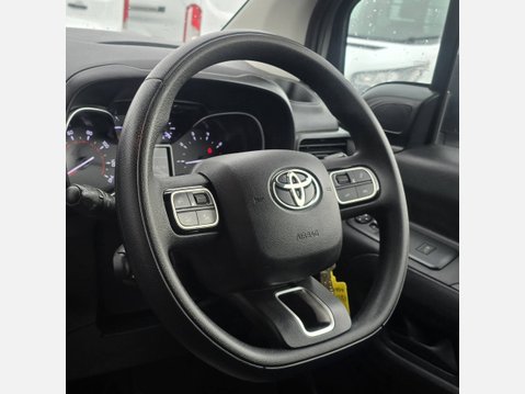 Toyota Proace City design L1 H1 SWB 1.5d 100ps eu6 nav 6 Speed 10