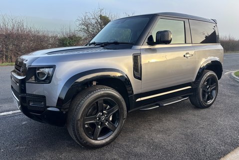 Land Rover Defender 90 D250 Hard Top SE MHEV 1