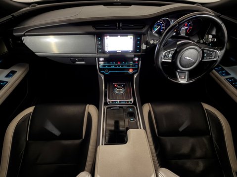 Jaguar XF V6 S 11