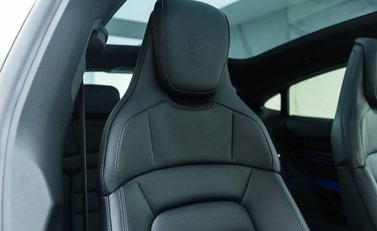 Porsche Taycan 4S 12