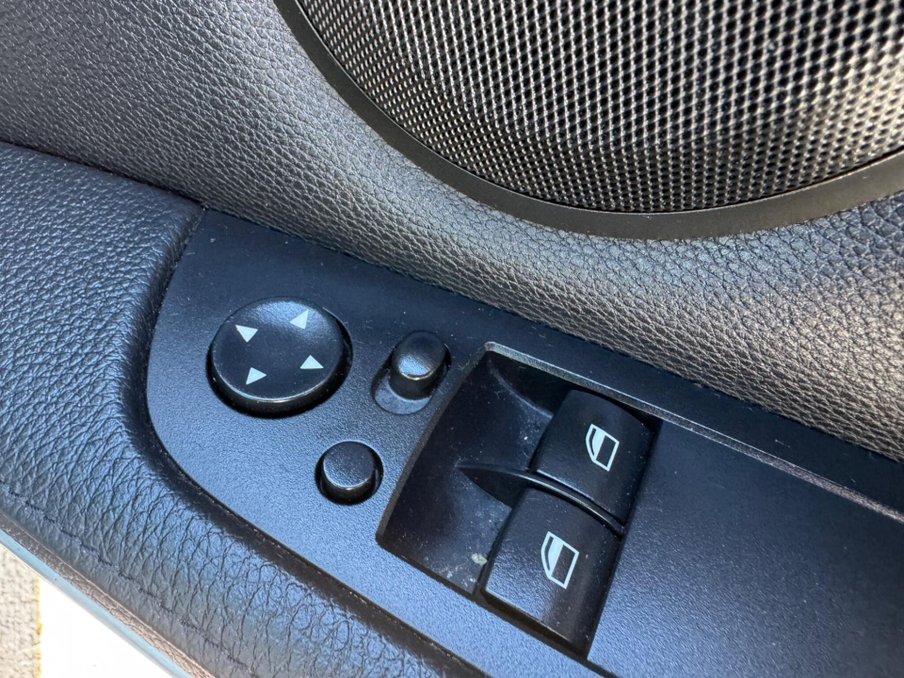 2012 BMW 3 Series — image 36