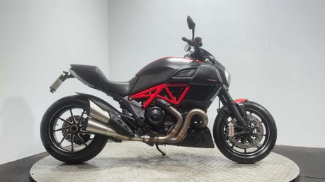 Ducati Diavel 1198 CARBON EDITION 24K 1 OWNER JUST SERVICED MOT APRIL 2027 1