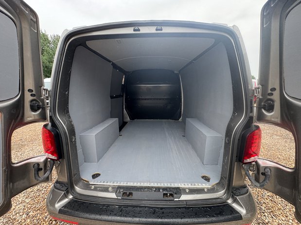 Volkswagen Transporter AUTO SWB L1H1 Highline T32 Air Con Alloys Sensors Tow Bar EURO 6 9