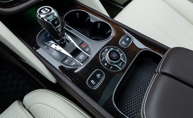 Bentley Bentayga V8 First Edition LHD 32