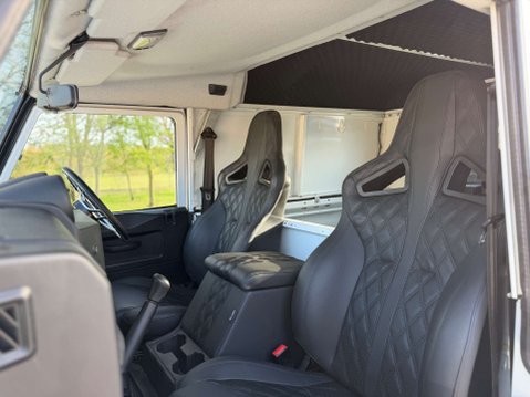Land Rover Defender 2.2 Defender 90 Hard Top TD 4WD 5dr 29