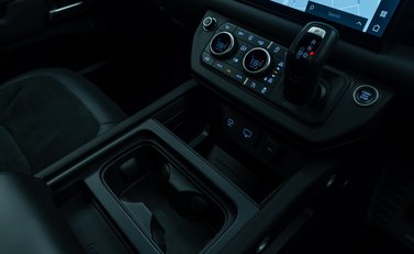 Land Rover Defender 110 V8 Bond Edition 28