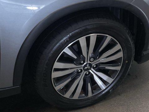 Mitsubishi Outlander 2.0 MIVEC Exceed SUV 5dr Petrol CVT 4WD Euro 6 (s/s) (150 ps) Parking Senso 12