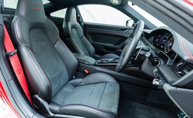 Porsche 911 Carrera 4 GTS (992) 6