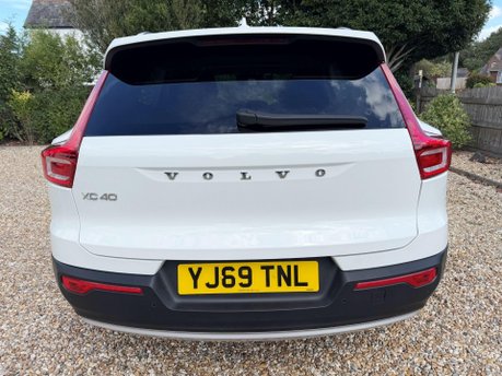 Volvo XC40 2.0 D3 Momentum Pro Auto Euro 6 (s/s) 5dr 9