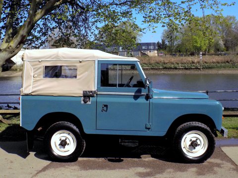 Land Rover 88 Series 111 Petrol + 7 Seats 35