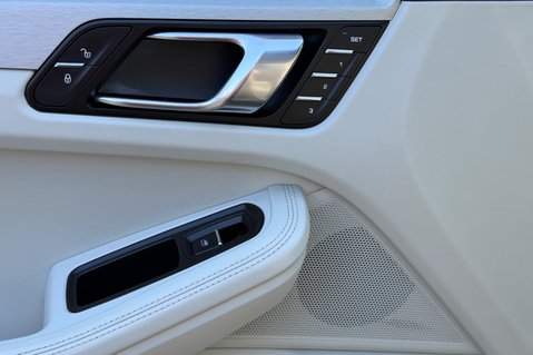 Porsche Macan TURBO PDK - HUGE SPEC - PAN ROOF - BOSE - CARPLAY 25