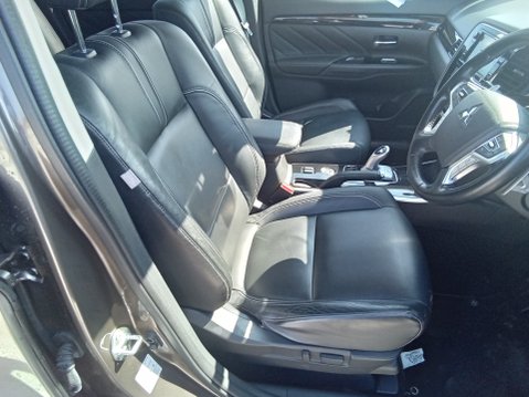 Mitsubishi Outlander 2.2D Ultimate SUV 5dr Diesel T-Tronic 4WD Euro 6 (181 ps) 14