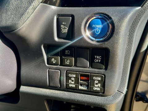 Toyota Esquire Hybrid 1.8 Hybrid Gi Edition 50