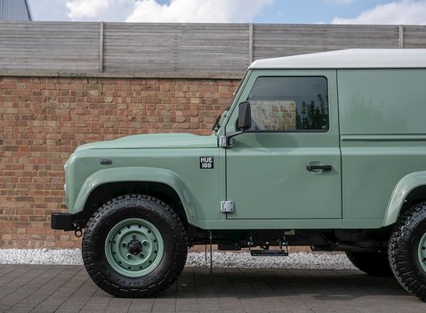 Land Rover Defender 90 Heritage Hard Top 23